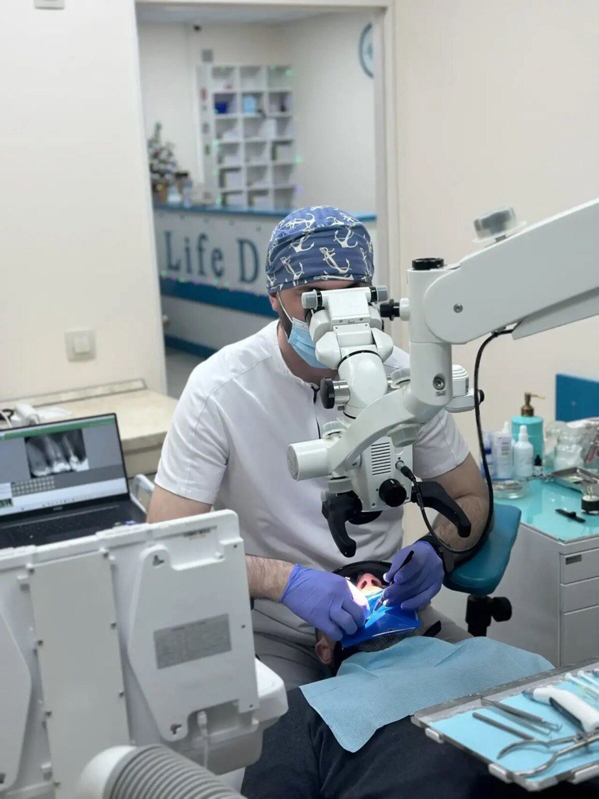 Врач ЛАЙФ-ДЕНТ за работой